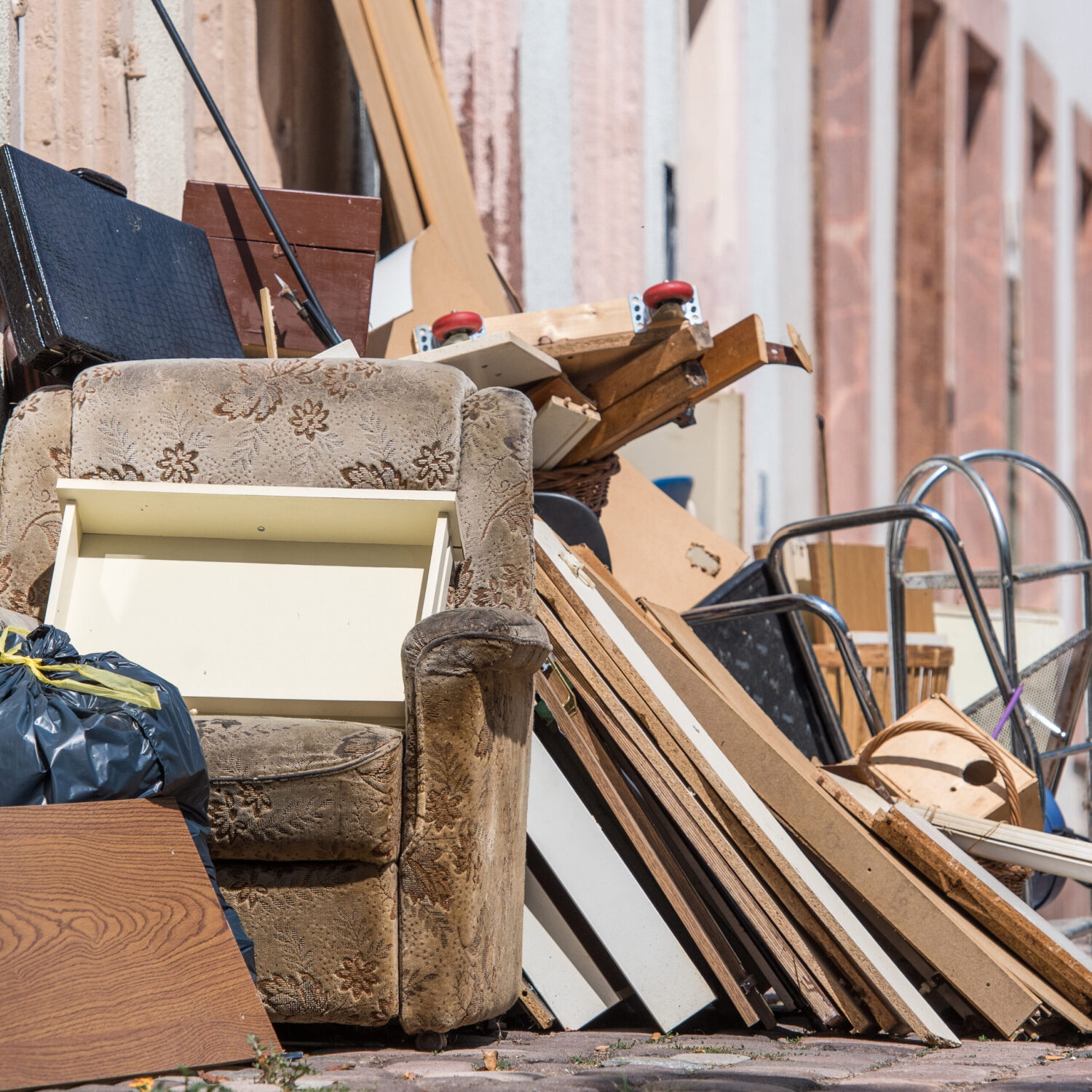 ENTÜMPELUNG & FACHGERECHTE ENTSORGUNG: Komplette Räumung inkl. Entsorgung – diskret & effizient